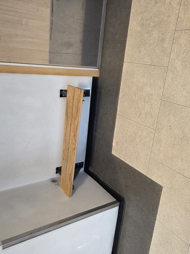 Benker innendørs på Mysen ungdomsskole