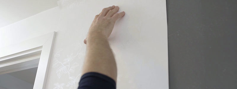 Tapetbane monteres på veggen med lim