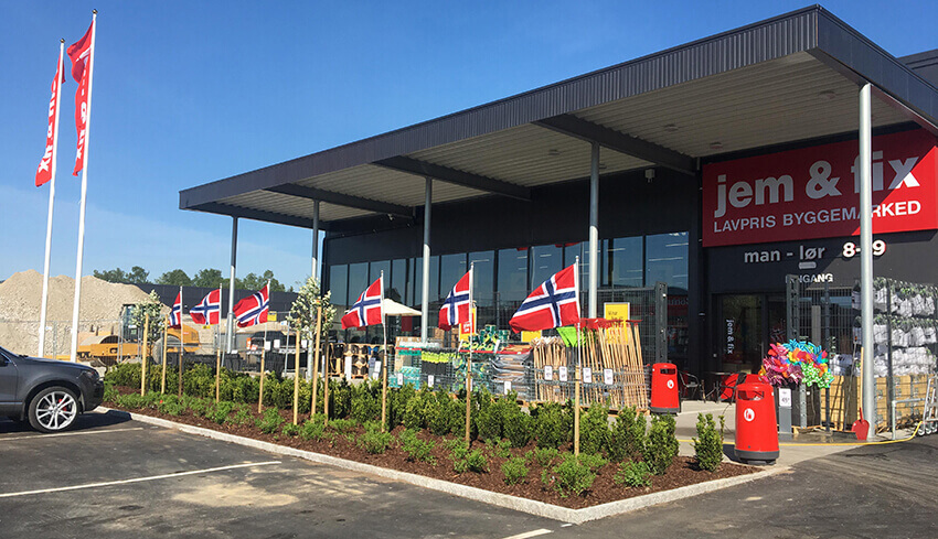 Åpning av ny jem & fix butikk i Norge med flag