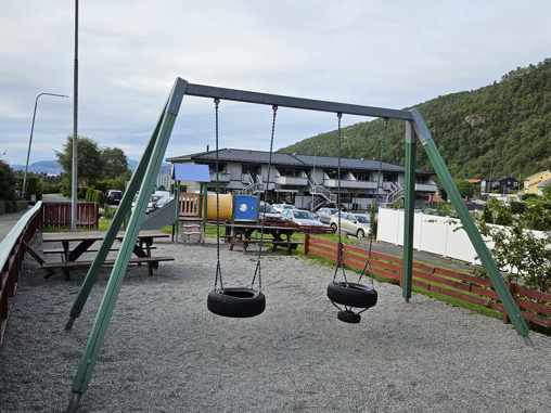 Gjerder på lekeplasser Nedre Nipedalen Velforening.