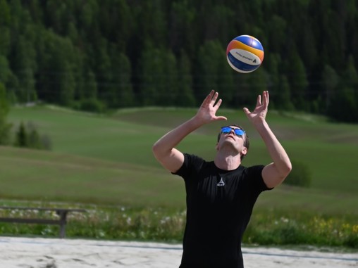 Platting/terrasse ved sandvolleyballbanen på Finstad Sportsklubb