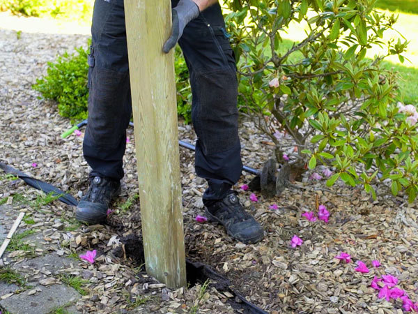 Sett den andre stolpen i hullet