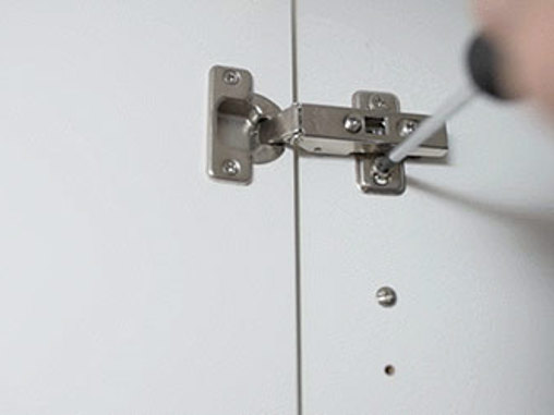 Justering av skapdører