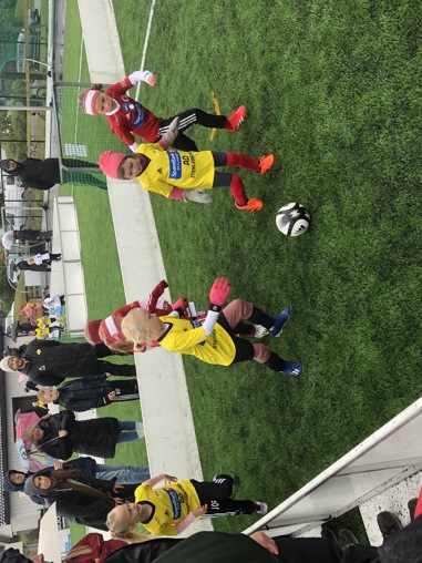 Boder til fotballer og utstyr til lagene.