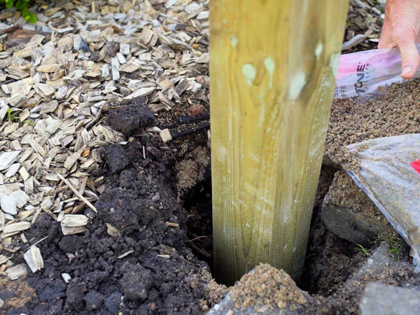 Stolpe settes i hullet