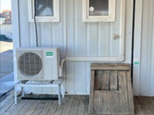 Hus til varmepumpe og benk